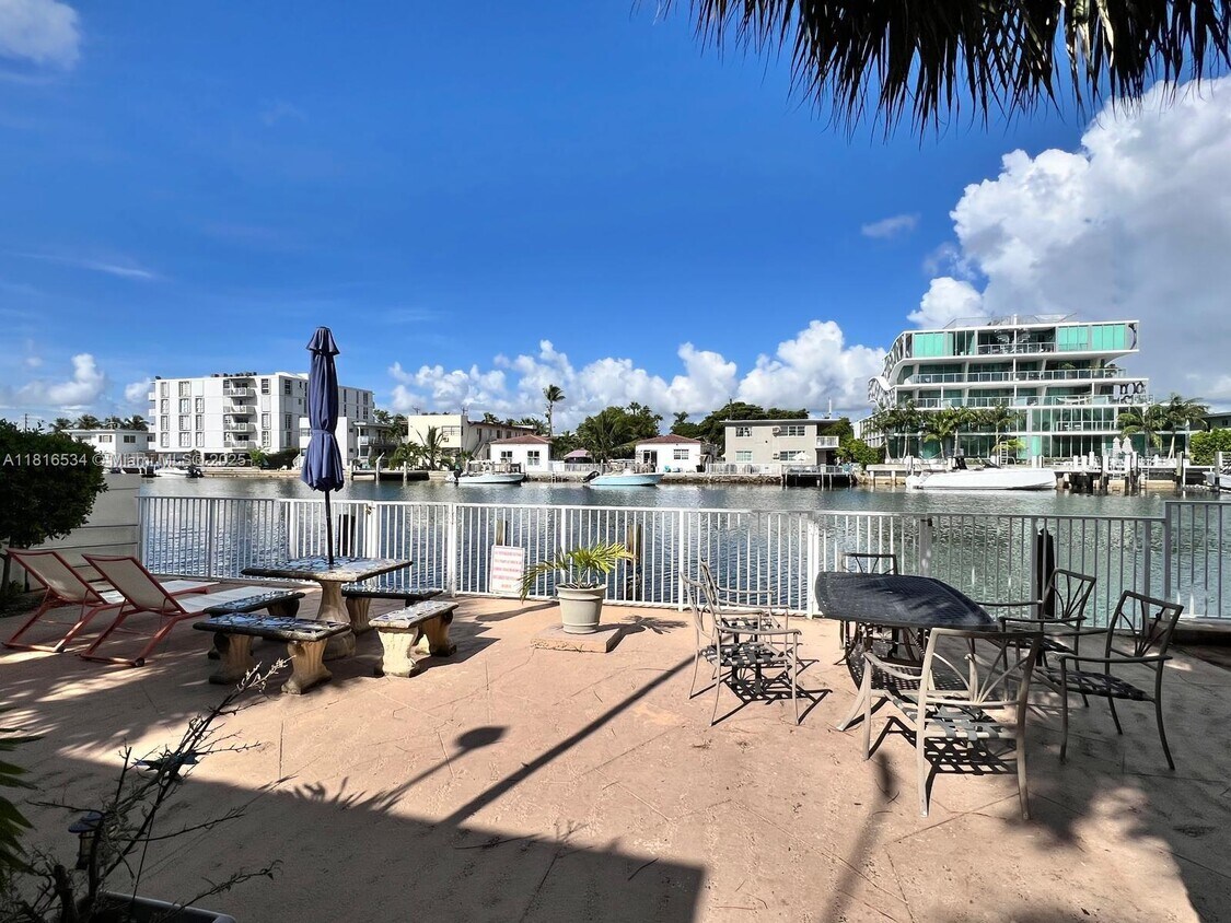 Foto principal - 8420 Byron Ave