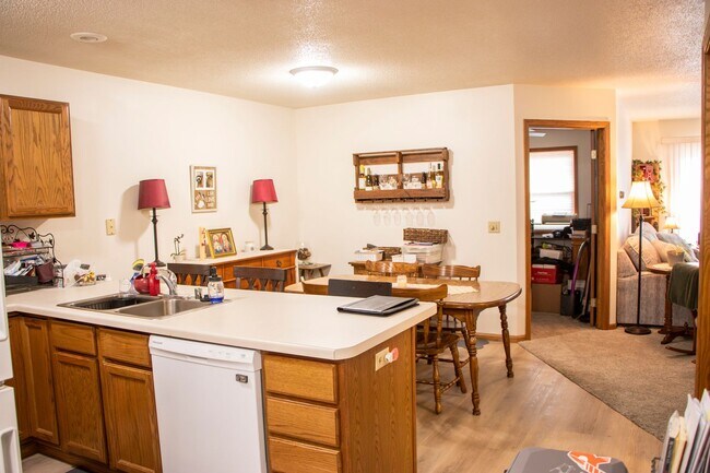 Foto del edificio - Very Well Maintained Apartment - One Floor...