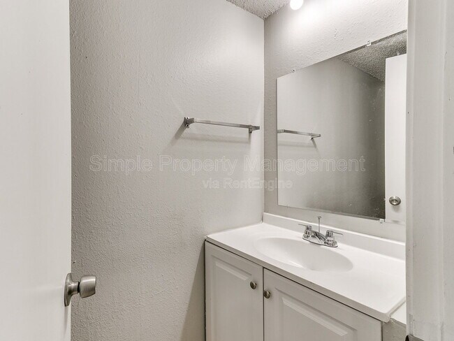 Foto del edificio - 8510 Candlewood Dr