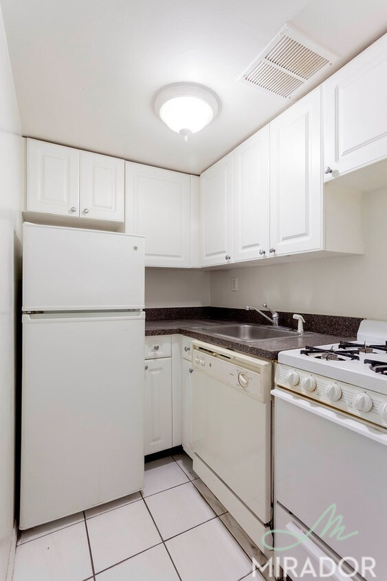 Building Photo - 1556 York Ave