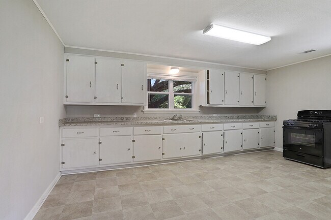 Building Photo - 6422 LA-1