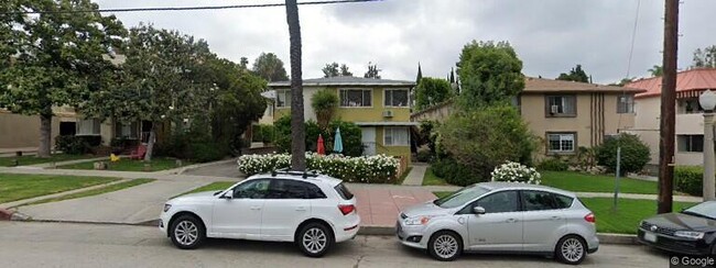 Beautiful front view - 2140 N Beachwood Dr