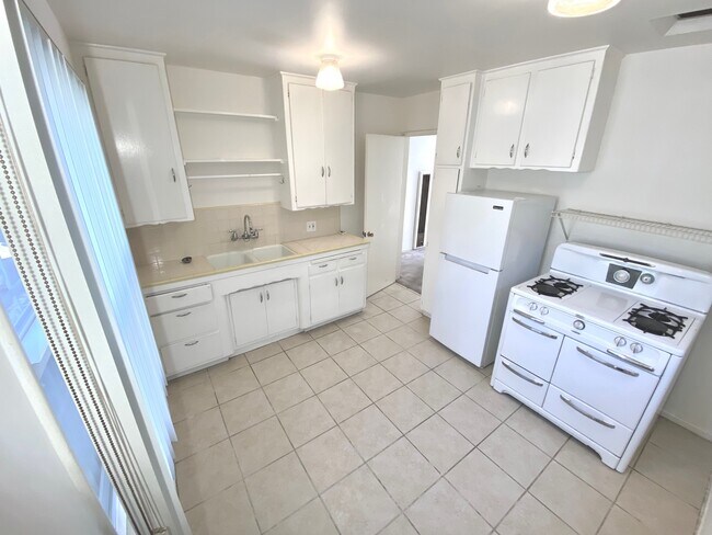 Kitchen - 3614 Veteran Ave