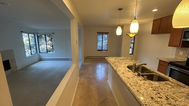 Building Photo - Del Mar Living!