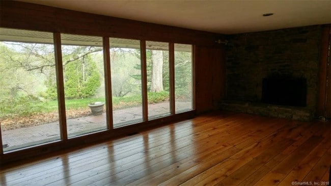 Building Photo - 371 Leavenworth Rd