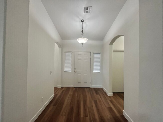 Foto del edificio - 2470 sq ft, remodeled single story, hard to find 5 bed, 2.5 bath, 2 car garage in guard gated Sta...