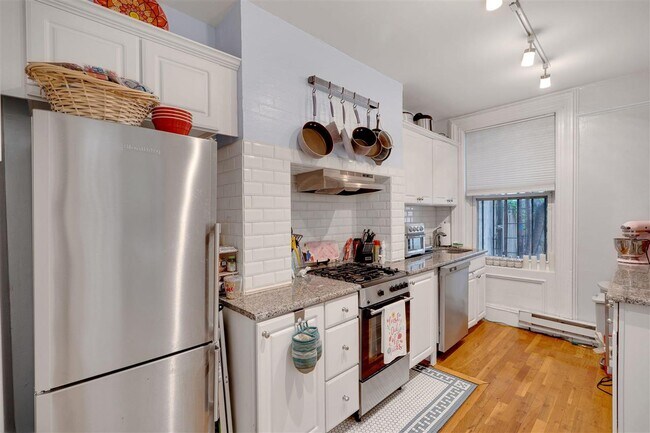 Foto del edificio - 918 Hudson St