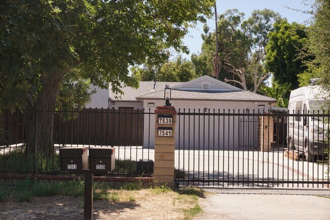 Foto del edificio - 7539 Enfield Ave