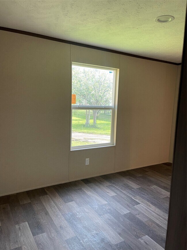 Foto del edificio - 8114 McHard Rd