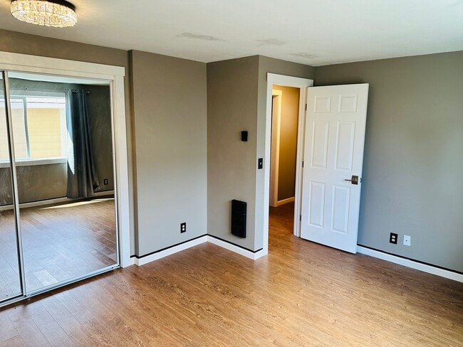 Building Photo - Charming Updated Condo in Great Location