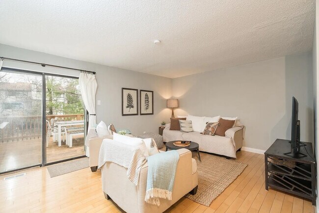 Foto del edificio - 2028 Falling Brook Dr