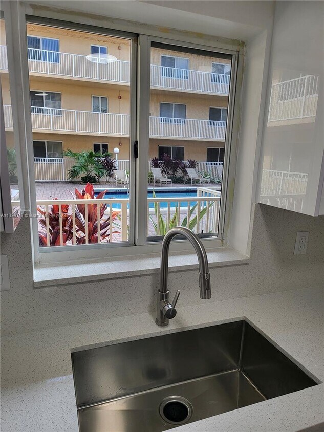 7910 Taft St Unit 101, Pembroke Pines, FL 33024 Room for Rent in