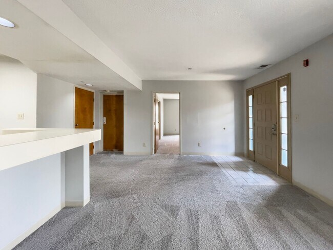 Building Photo - Close to Campus