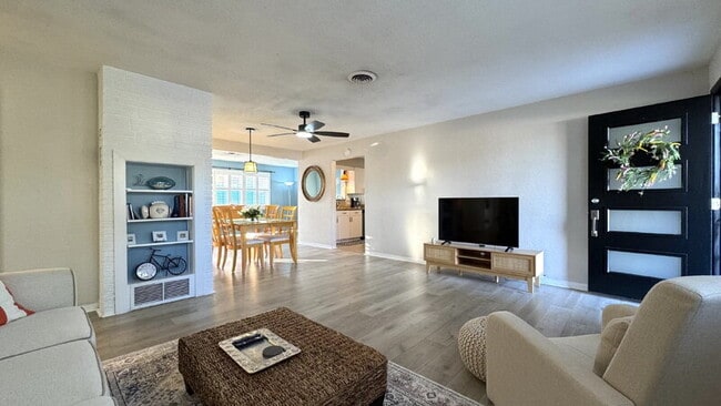 Building Photo - 1121 Clearwater Rd