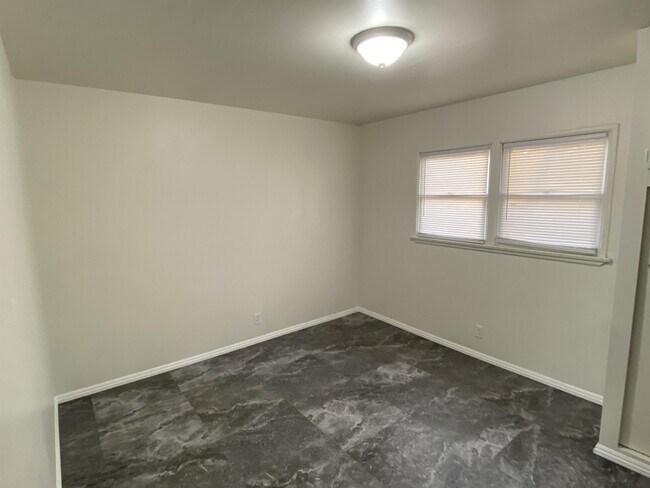 Foto del edificio - 24448 Myers Ave