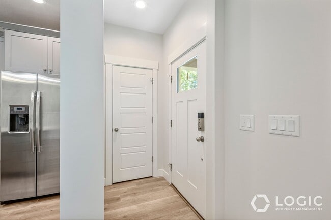 Foto del edificio - Beautiful Townhome in Amazing Location.