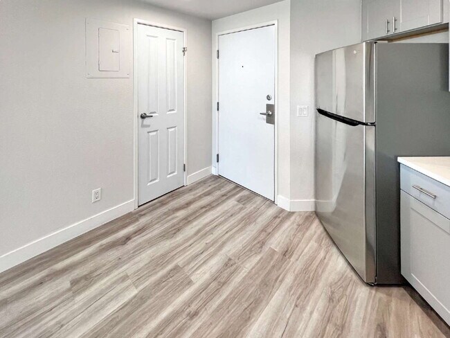 Foto del edificio - Amazing 1 bedroom 1 bathroom Condo Available now. With 2 tandem parking spaces includeed