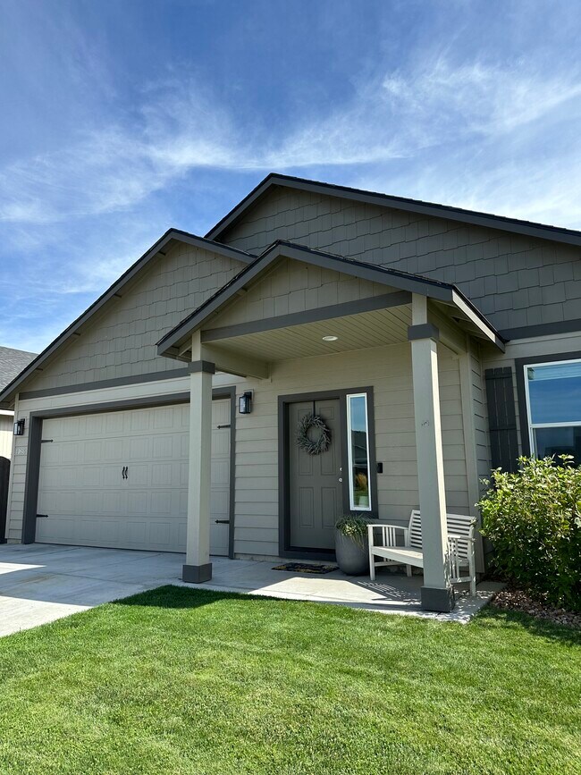 Building Photo - 1086 NW 24th Ln