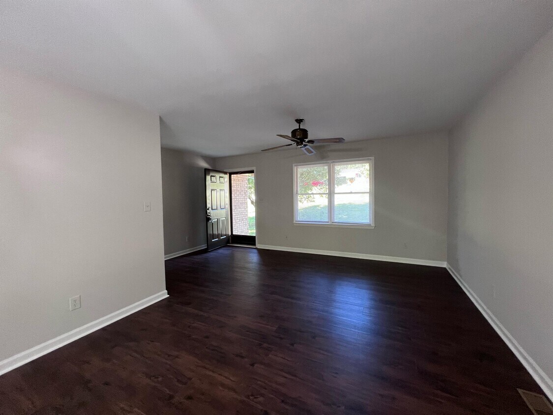 Foto principal - 309 Elmhurst Ave