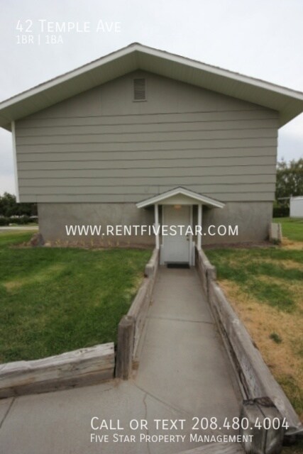 Building Photo - Charming 1 Bedroom Apartment Available in ...