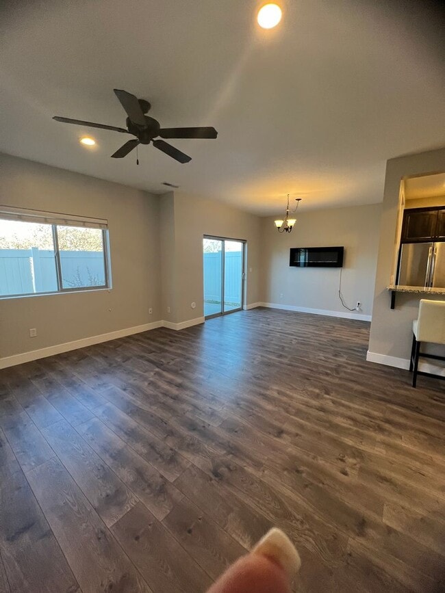 Building Photo - Located in Meadow Crest- 3 bedrooms 3 baths- 1/2 Off first month