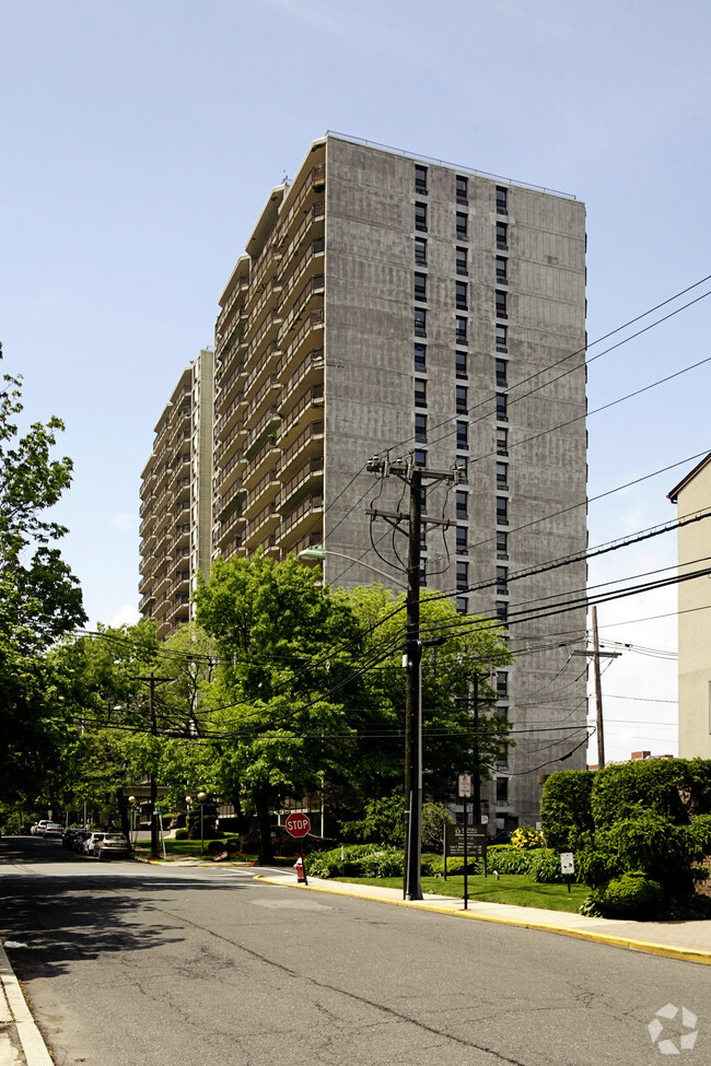 carriage-house-apartments-in-fort-lee-nj-apartments