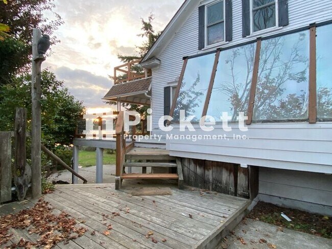 Building Photo - Vintage 4 Bed Home With High Bank Waterfront