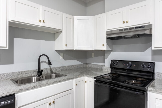 2BR, 2BA - 750SF - Kitchen - Baconsfield Apartments