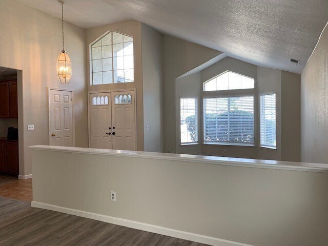 Foto del edificio - $500 MOVE IN SPECIAL !! Spacious 3 Bedroom / 2 Bath Home with a Bonus Family Room in Tracy!!!