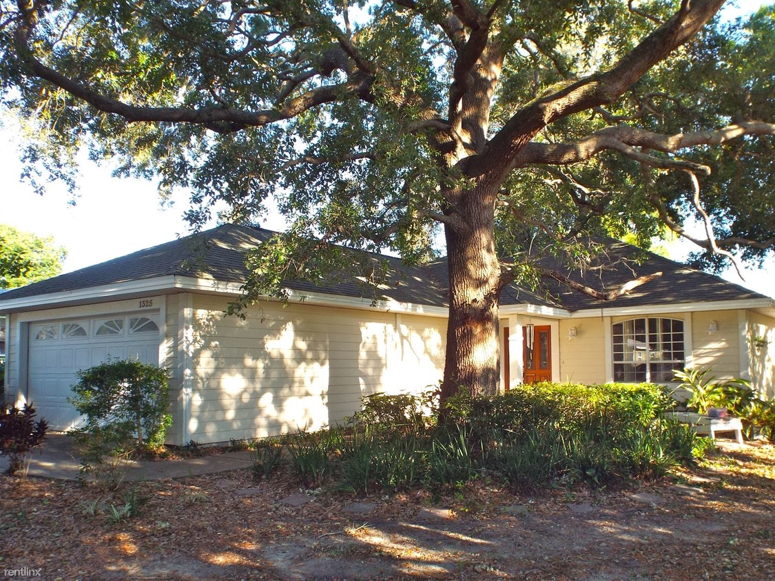 Primary Photo - 1325 N Lotus Dr