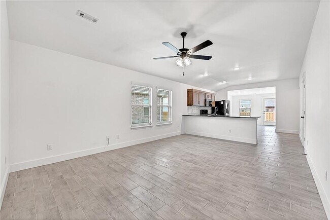 Foto del edificio - 2031 Bluebonnet Ln