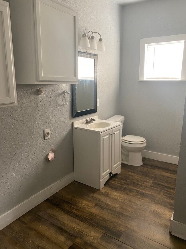 Building Photo - 3/2 in East Sherman!