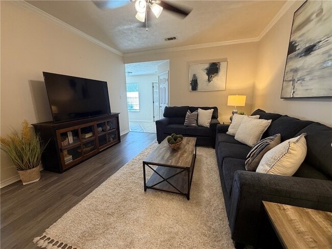 Building Photo - 903 Crepe Myrtle St