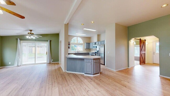 Foto del edificio - Wake up just steps from Penn Cove with space to spread out, store your boat, and fully enjoy Whid...