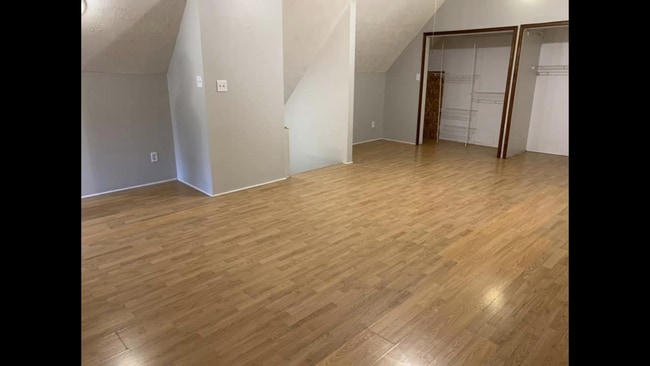 Foto del edificio - 2nd floor unit - Huge Loft Area