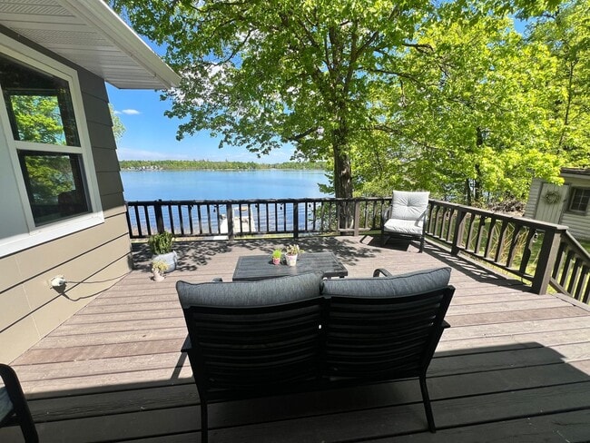 Building Photo - Beautiful Lake Home on Fox Lake