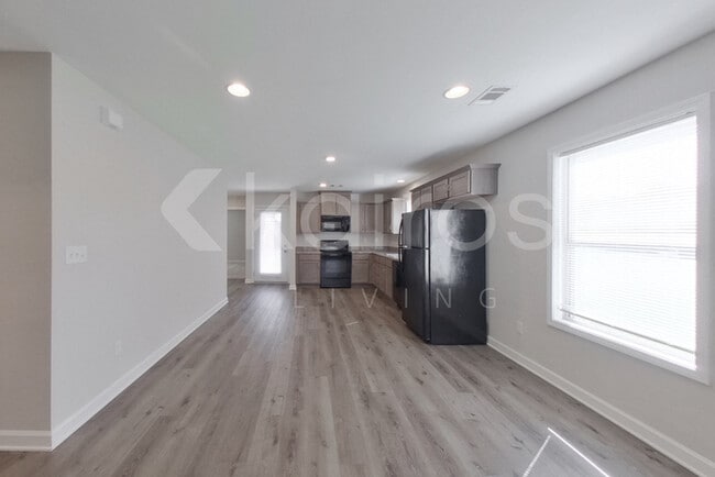 Building Photo - 1396 Maxwell Cir