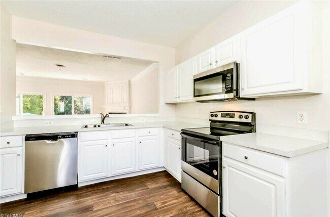 Building Photo - Charming 3BR Townhome in Jamestown