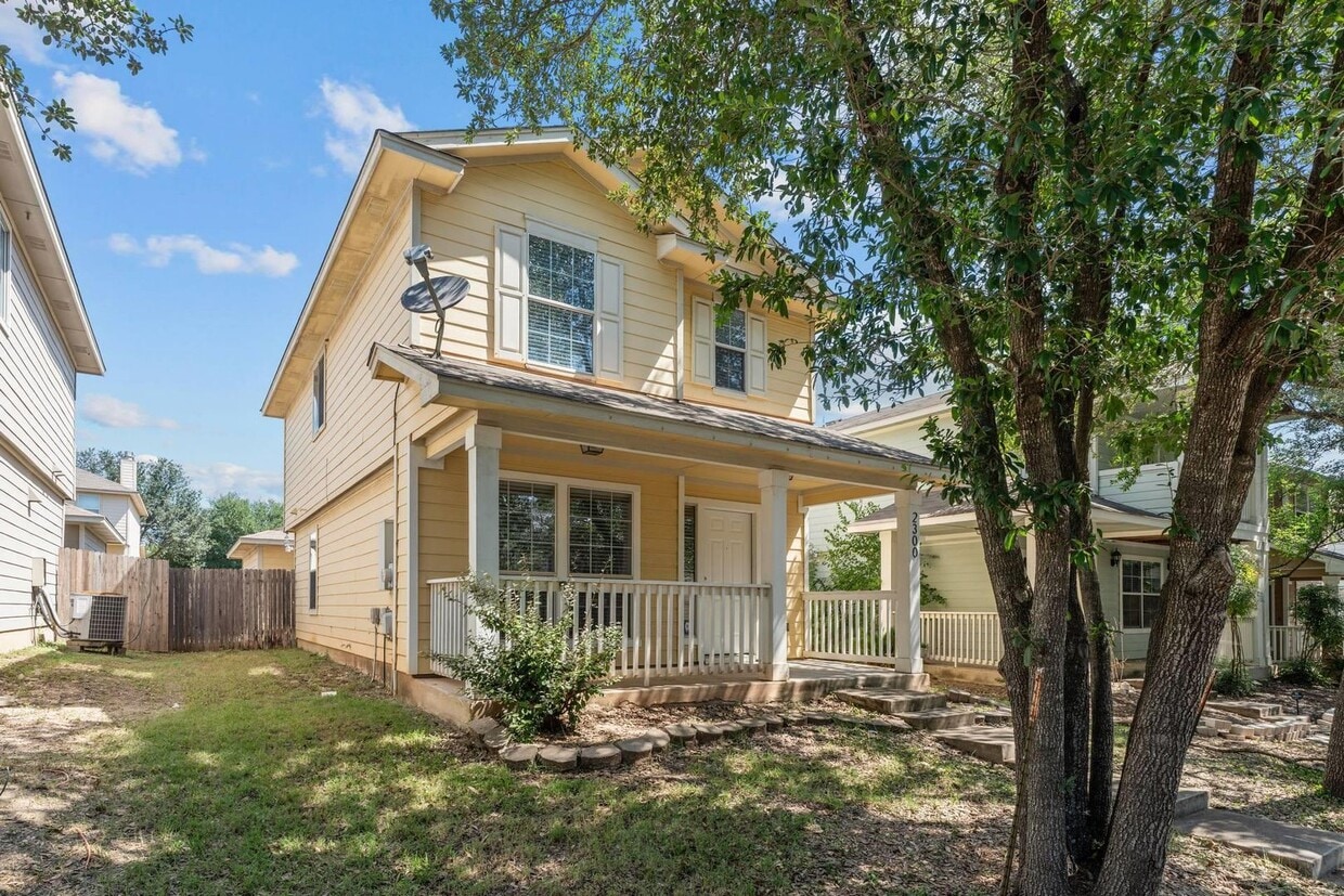 Primary Photo - Charming 2-story 3 bedroom home- Available...