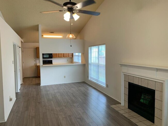 Foto del edificio - 2214 Forestbrook Dr
