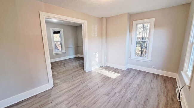 Building Photo - 3 Bed / 1 Bath Single Family Home