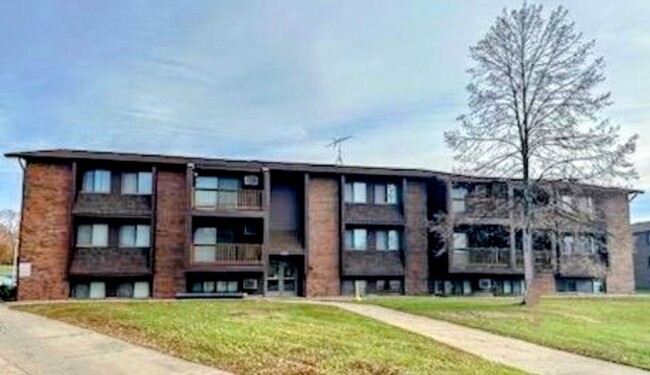 Building Photo - Large 2 bedroom 1 bath, updated Apartment,...