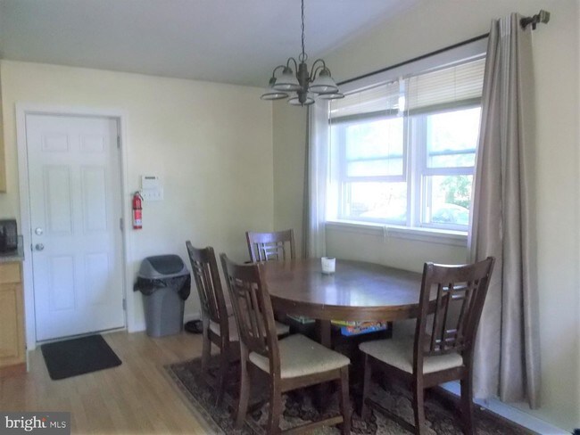 Foto del edificio - 103 W Lakeshore Dr