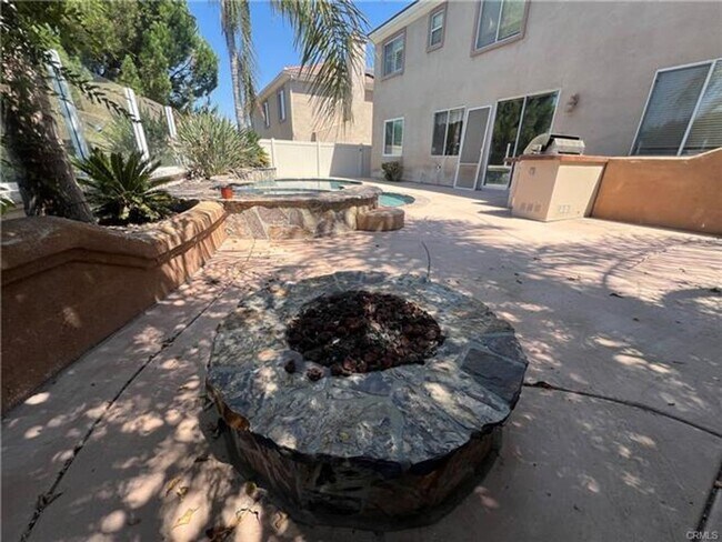 Building Photo - Charming Home