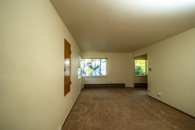Building Photo - 922 10th Ave E