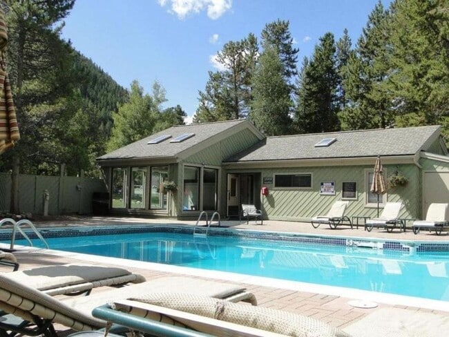 Building Photo - Move in Special! Keystone 2 bed/2bath! Plus Bonus Room  Pool and Hot Tubs!  BIKE STORAGE!