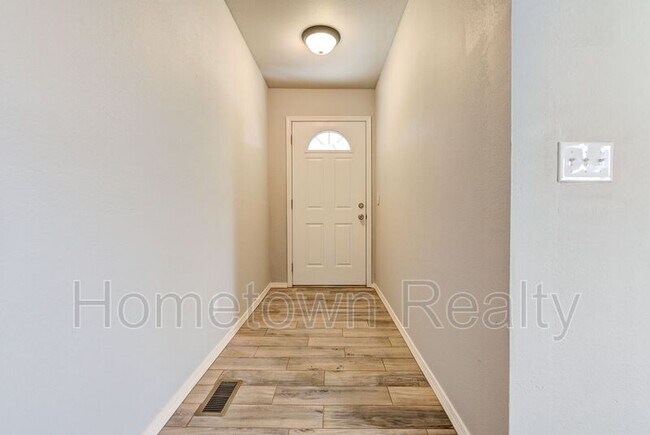 Photo - 606 Oak Creek Dr House