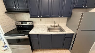 Building Photo - 4940 SW 28th Terrace