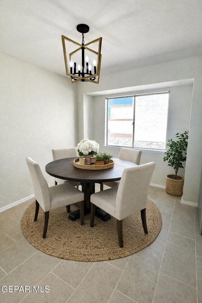 Foto del edificio - 740 Tepic Dr