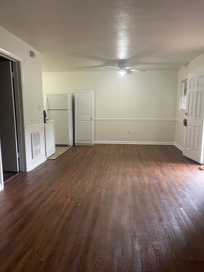Building Photo - One bedroom, 1 bath Apartment on Airport Drive!